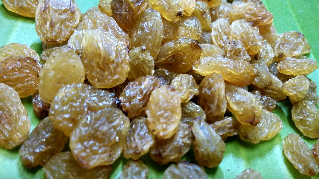 کاسه کشمش سیاه بی‌دانه